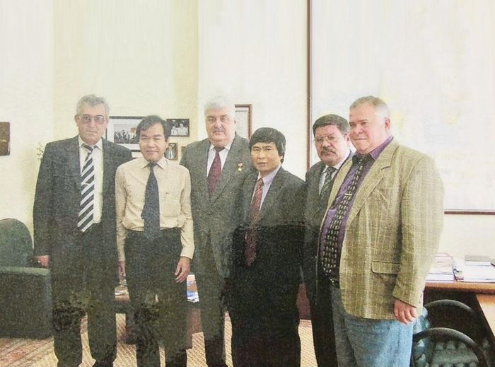Ông Tofik Mahammadov cùng ông Trương Ngọc Bích và những người bạn Việt Nam chụp năm 2003 tại văn phòng Zarubezneft ở Moscow, đối tác của PETROVIETNAM