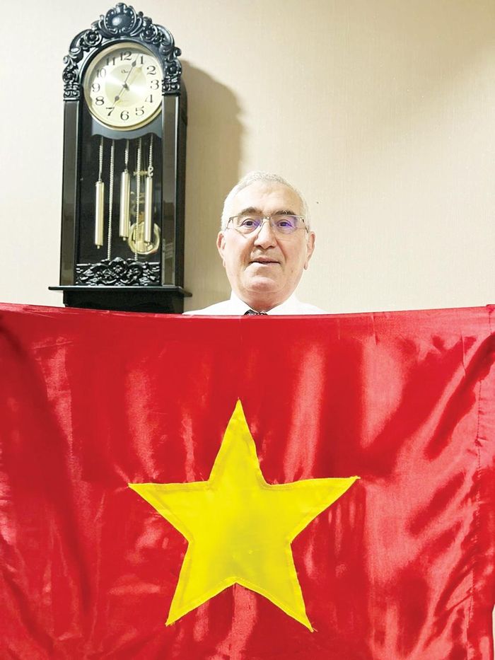 Ông Tofik Mahammadov luôn giữ lá cờ Việt Nam tại nhà riêng ở Thủ đô Baku, Azerbaijan