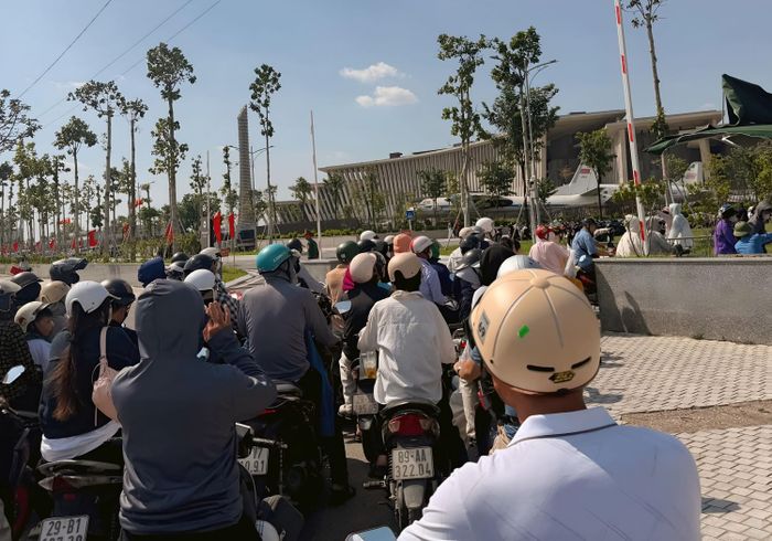 Người dân xếp hàng bên ngoài Bảo tàng Lịch sử Quân sự Việt Nam.