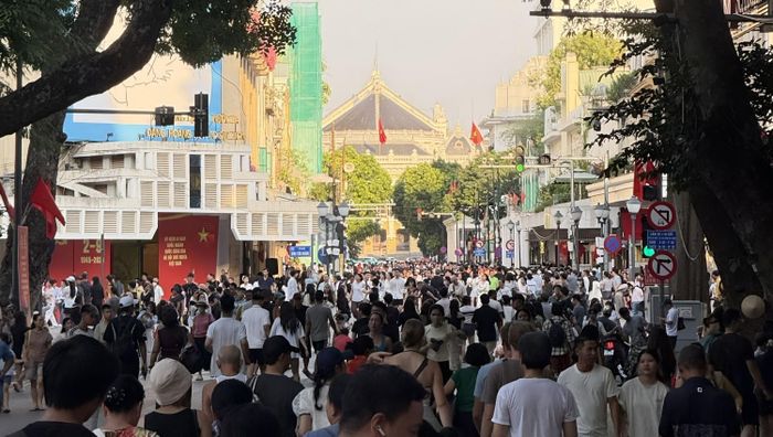 Khu vực Hồ Gươm luôn đông kín người trong 5 ngày nghỉ lễ.