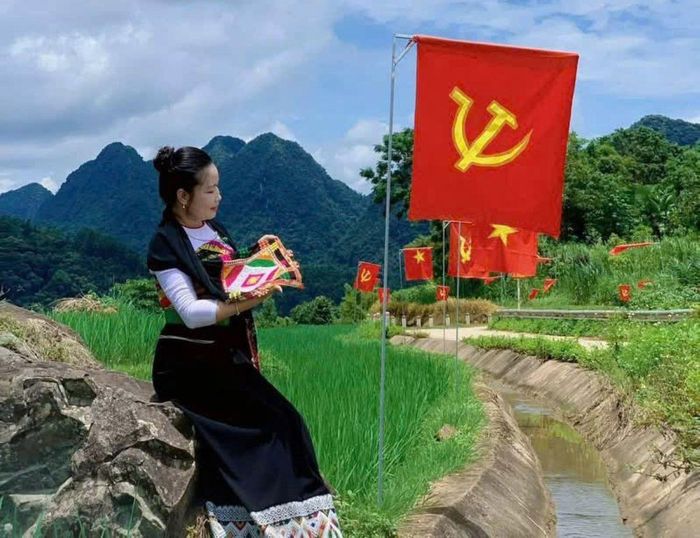 Những bản, làng bình yên với sắc đỏ rực rỡ.