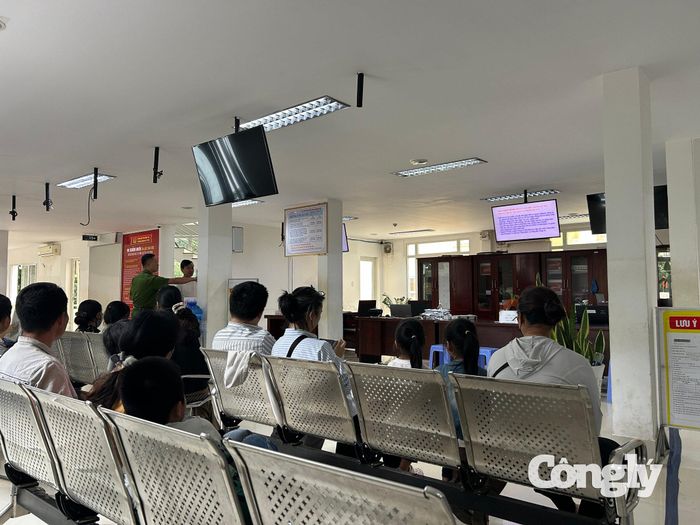 Biết Công an làm việc xuyên lễ, đông đảo người dân đã đến Trung tâm phục vụ hành chính công để làm thủ tục cấp căn cước.