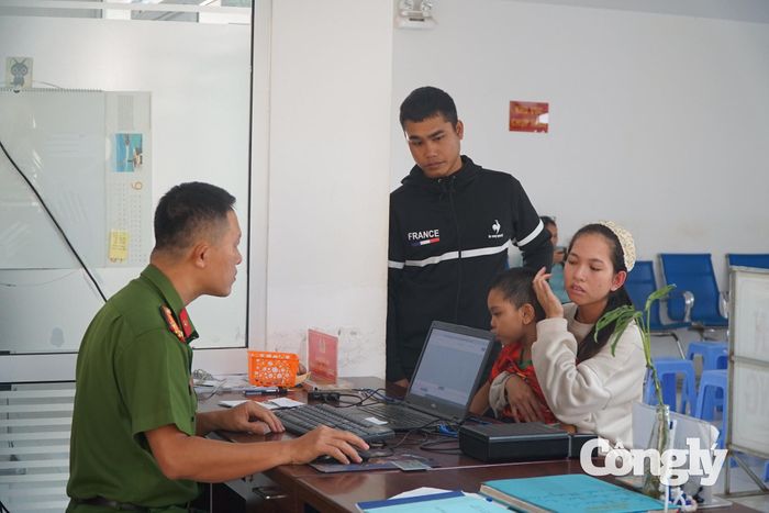 Gia đình anh Y Bot Êban làm thủ tục cấp căn cước cho con.