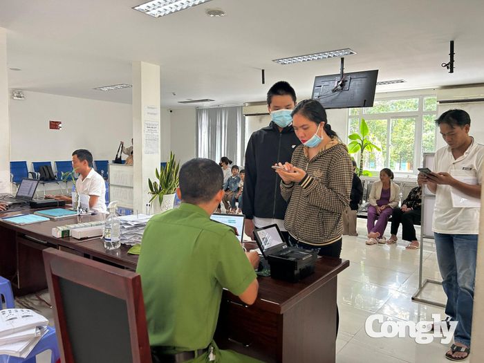 Cán bộ Công an hướng dẫn người làm các thủ tục liên quan.