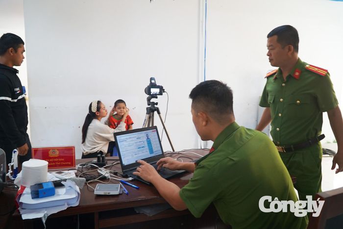 Cán bộ phòng PC 06 chụp ảnh để làm căn cước cho công dân đủ tuổi.