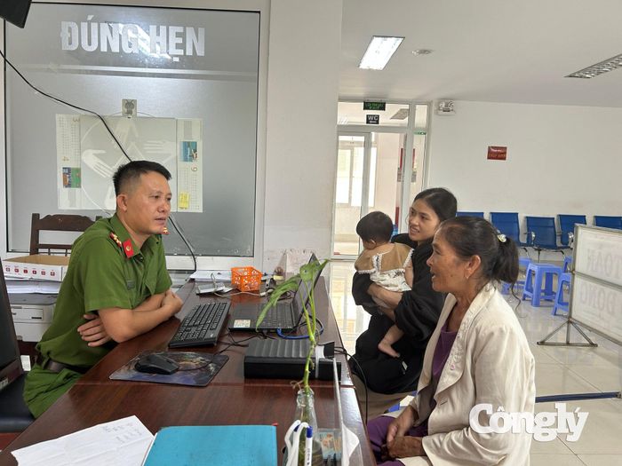 Dù ngày nghỉ lễ, nhưng người dân Đắk Lắk vẫn có mặt khá đông để làm thủ tục cấp căn cước.