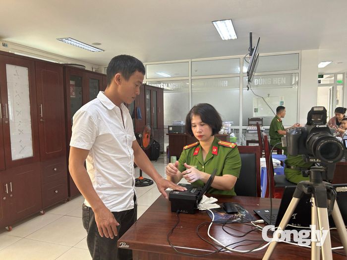 Người dân đến Trung tâm phục vụ hành chính công tỉnh Đắk Lắk để làm thủ tục cấp căn cước trong ngày nghỉ lễ.