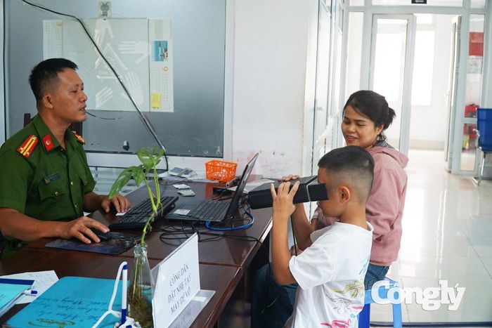 Trung tá Ngô Minh Hoàng hướng dẫn người dân cấp căn cước.