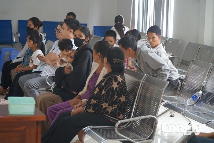 Người dân có mặt từ sớm để làm thủ tục cấp căn cước.