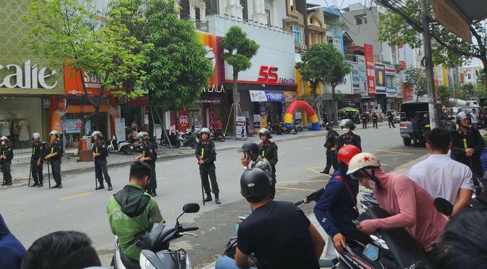 Hình ảnh trên mạng có thể cắt ghép hoặc 1 lát cắt của sự việc.