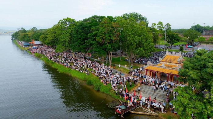 Giải đua thu hút đông đảo người dân và du khách đến cổ vũ.
