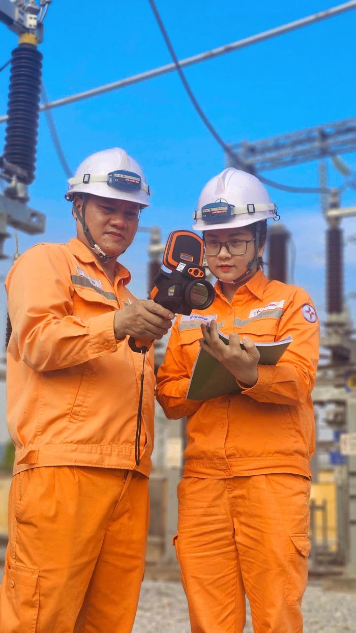 Chị Đỗ Thị Quỳnh, nhân viên Xí nghiệp Lưới điện Cao thế Quảng Ninh thực hiện nhiệm vụ trong ca trực dịp Quốc khánh 2/9. Ảnh: EVNNPC.