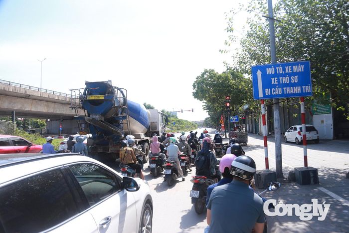 Khu vực cửa ngõ Thủ đô lượng người bắt đầu tăng dần.