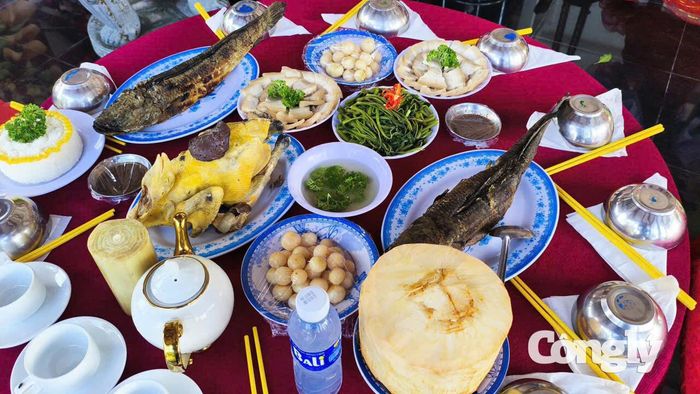 Mâm cơm quê mang theo hương vị của cuộc sống thường ngày, chứa đựng sự chăm chút và tình cảm chân thành được người dân thành kính dâng lên Người