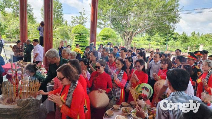 Hàng ngàn người dân trong và ngoài tỉnh Cà Mau từ sáng sớm ngày 2/9 đã về Đền thờ Bác Hồdâng hương, tưởng nhớ Người (Ảnh: Thanh Mong)