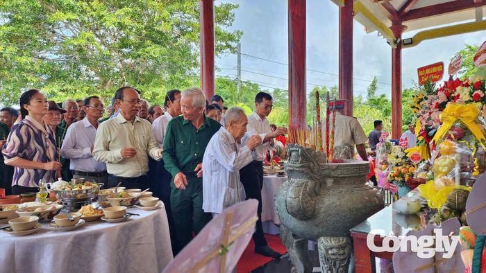 Hình ảnh người cao tuổi chậm rãi bước vào đền bên con cháu, những người trẻ thành kính dâng hương hay các em nhỏ được nghe kể về Bác Hồ tạo nên một nét đẹp giản dị ((Ảnh: Thanh Mong)