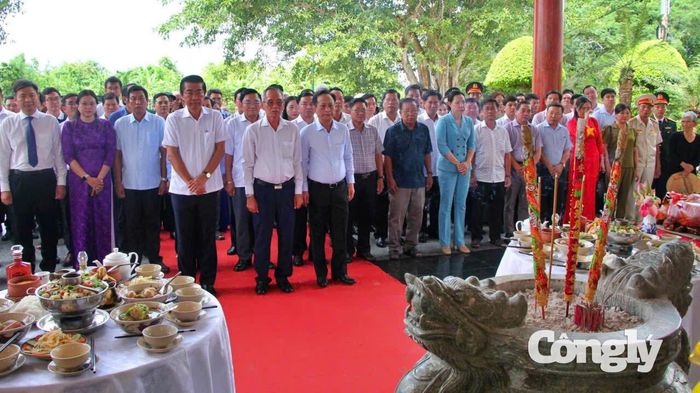 Lãnh đạo tỉnh Cà Mau và đông đảo người dân đến thắp hương Đền thờ Bác (Ảnh: Thanh Mong)