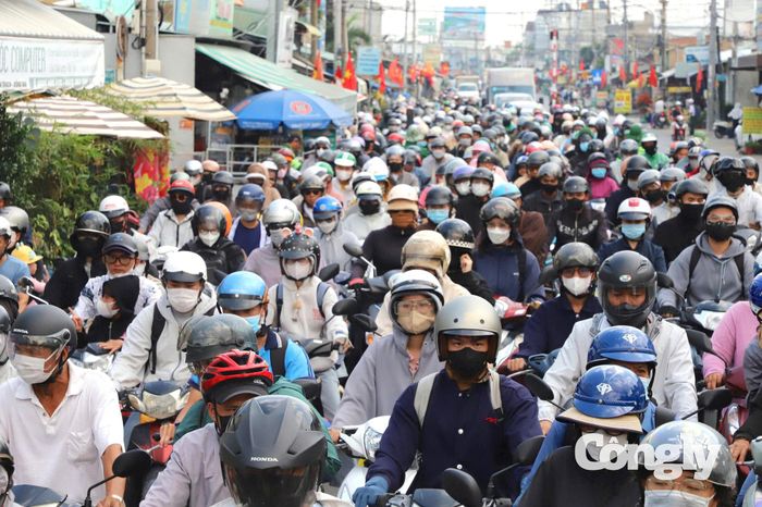 Đội nắng chờ qua phà Cát Lái.