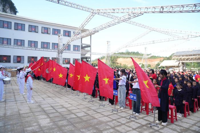 Lễ chào cờ đặc biệt tại trường Phổ thông nội trú tiểu học và THCS Trà Lĩnh (Cao Bằng).
