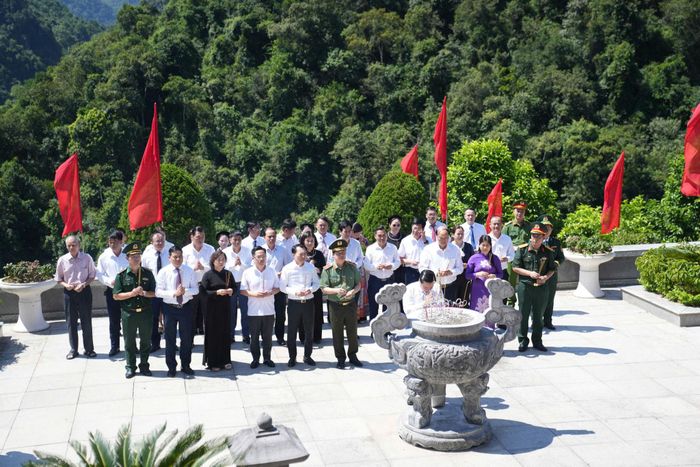 Trong không khí cách mạng tháng Tám và Quốc khánh 2/9, lãnh đạo tỉnh Cao Bằng cùng sở ngành dâng hương Chủ tịch Hồ Chí Minh nơi cội nguồn cách mạng.