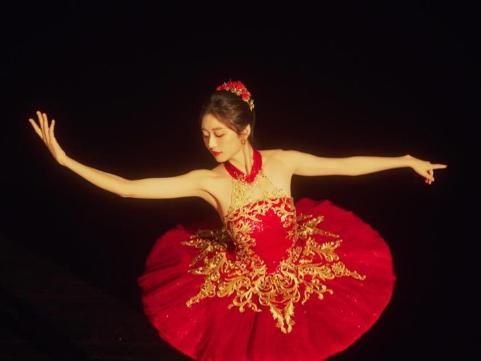 Trước khi trở thành diễn viên, Tôn Thiên từng theo học ballet chuyên nghiệp.