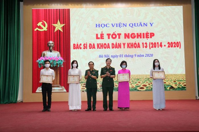 Bác sĩ Kiên trong top 5 sinh viên tốt nghiệp xuất sắc trong khoá 13 Dân y. Ảnh: BSCC.
