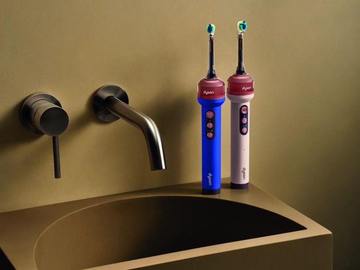 Bàn chải AI của Dyson có hai màu xanh và hồng. Ảnh: Dyson