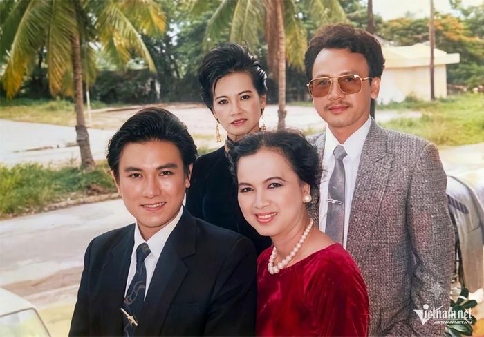Vợ chồng Bạch Lan Thanh - Hữu Dũng cùng các diễn viên Thùy Liên, Hoàng Phúc trong thời gian quay phim "Ngã ba lòng".