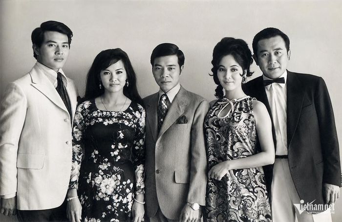 Bạch Lan Thanh cùng đoàn phim "Sóng tình", trong đó có minh tinh Thẩm Thúy Hằng (thứ 2 bên phải).