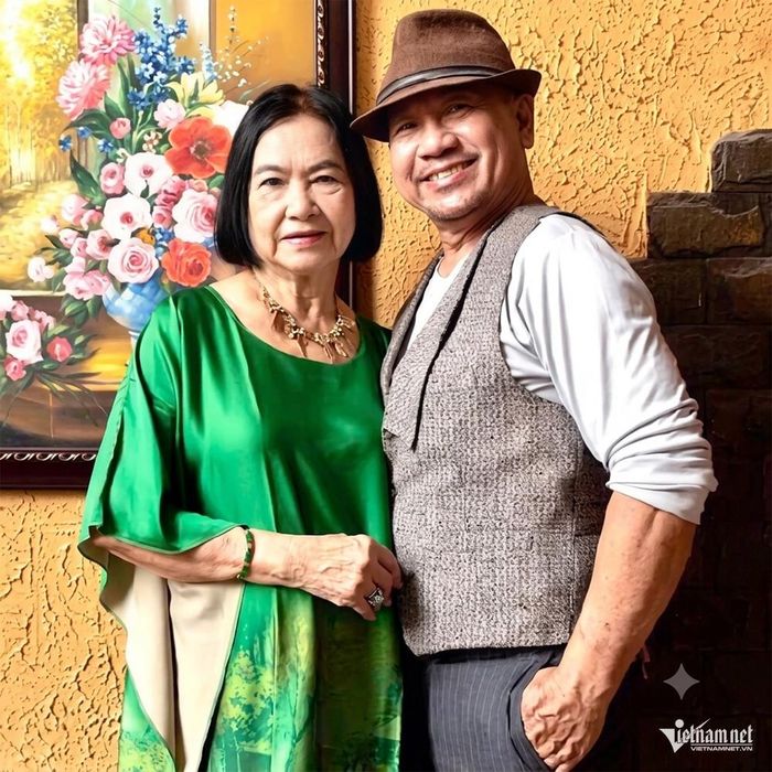 Vợ chồng Bạch Lan Thanh hạnh phúc bên nhau, từ công việc thời trang đến cuộc sống gia đình.