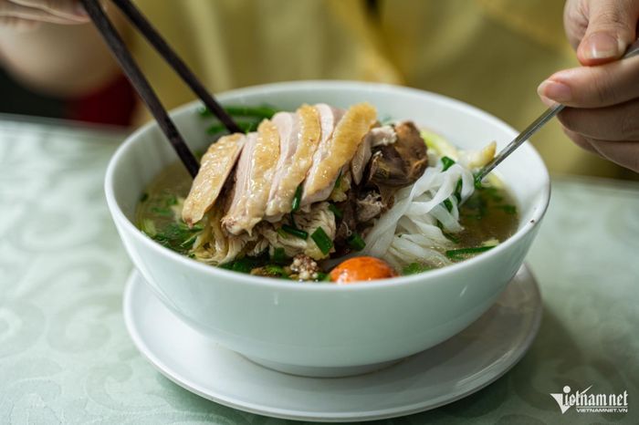 Phở gà Huyền Hương được xem là phở gà đắt nhất nhì Hà Nội