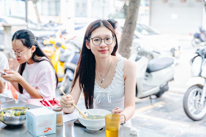 Chị LiuXin Chen thưởng thức phở gà Nguyệt