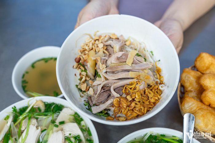 Phở gà nước và phở gà trộn tại quán
