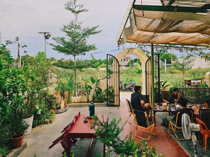 Quán cà phê nhỏ trước sân