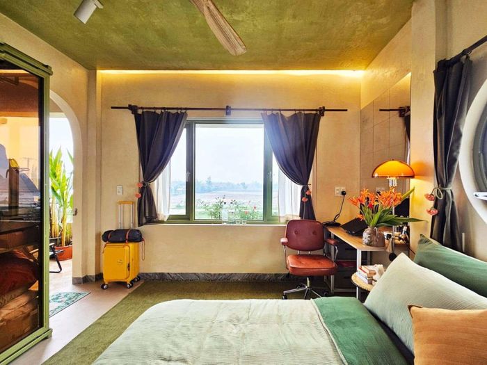 Phòng ngủ ngập ánh sáng ở tầng 2 của chị Phương