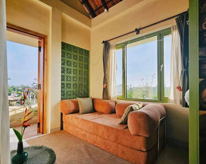 Phòng đa năng có chiếc sofa kết hợp làm ghế và giường