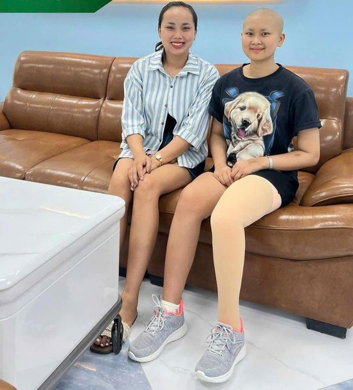 Cô gái 20 tuổi mắc ung thư xương trở lại cuộc sống nhờ chiếc chân giả từ bạn đọc. Ảnh: NVCC