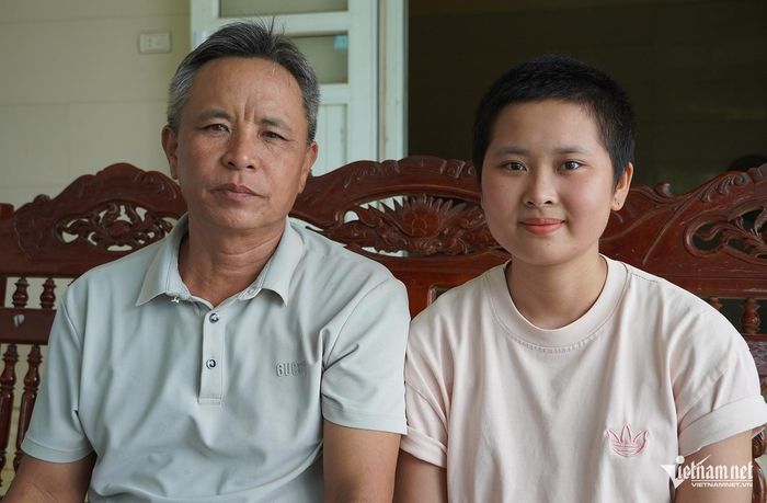 Sau những biến cố liên tiếp, Dung và bố luôn là chỗ dựa tinh thần của nhau trong hành trình vượt qua bệnh tật
