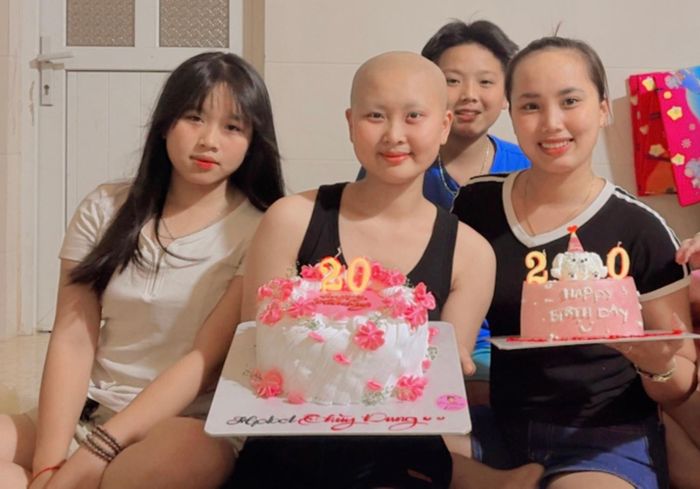 Dung hạnh phúc đón sinh nhật tuổi 20 bên gia đình và bạn bè. Ảnh: NVCC