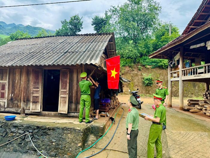 Sắc cờ thắm tươi nơi miền biên cương xã Mường Xén. Ảnh: A.B