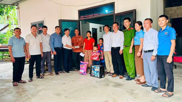 Trao tiền làm nhà tình nghĩa cho gia đình em Lữ Quốc Anh (bản Tân Mai, xã Nhôn Mai thuộc diện trẻ mồ côi, nghèo đặc biệt khó khăn về nhà ở). Ảnh: CSCC