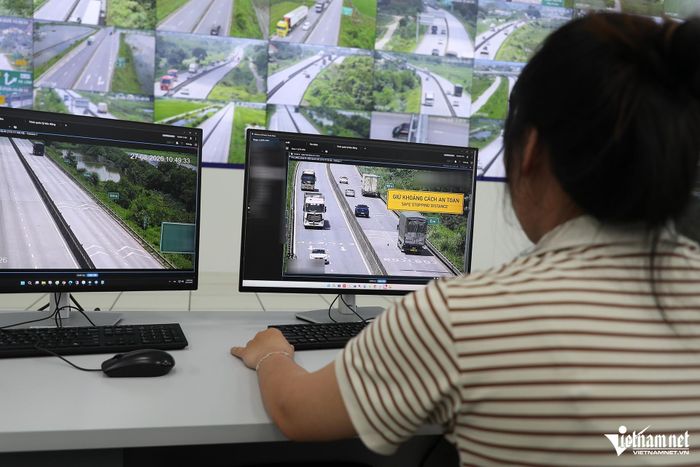 Lực lượng tập trung kiểm soát tại những vị trí có tổ chức giao thông bằng biển báo và vạch kẻ. Ảnh: Đình Hiếu