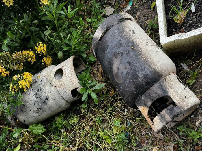 Nhiều bình gas phát nổ khiến việc dập lửa trở nên khó hơn