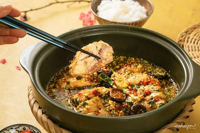 Cách làm gà hấp nấm đơn giản nhưng món ăn vẫn đảm bảo bổ dưỡng, ngon, thích hợp cho cả người lớn và trẻ nhỏ thưởng thức. Ảnh: Esheep Kitchen