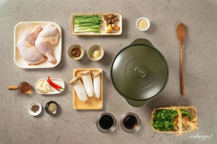 Nguyên liệu làm món gà hấp nấm khá đơn giản, không quá cầu kỳ. Ảnh: Esheep Kitchen