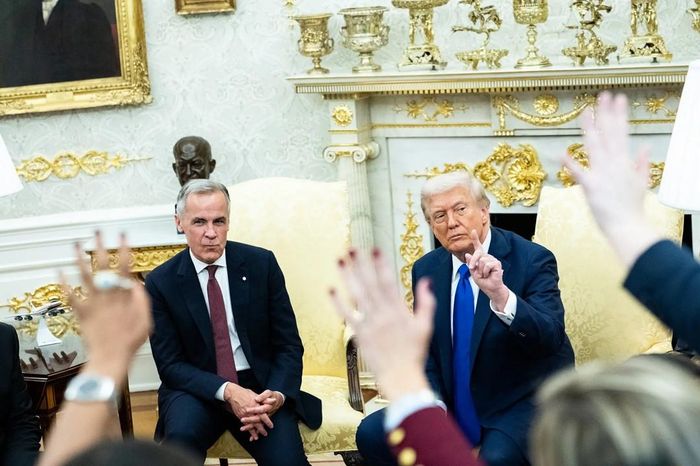 Thủ tướng Canada Mark Carney (trái) và Tổng thống Mỹ Donald Trump. Ảnh: NYT