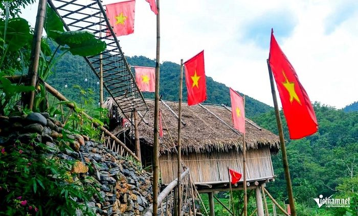 Ngôi nhà nhỏ dưới chân núi cũng được gia chủ treo cờ khắp nơi.
