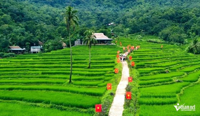 Một góc bản Bút, xã Nam Xuân. Tại xã Nam Xuân, những lá cờ Tổ quốc nối dài trên các tuyến đường, hòa cùng màu xanh của núi rừng, thửa ruộng và những nếp nhà của đồng bào các dân tộc. 
