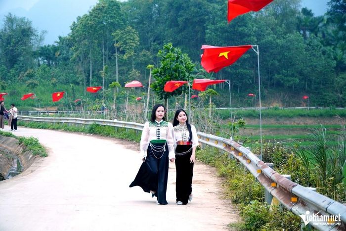 Những thiếu nữ người dân tộc dạo chơi dịp nghỉ lễ
