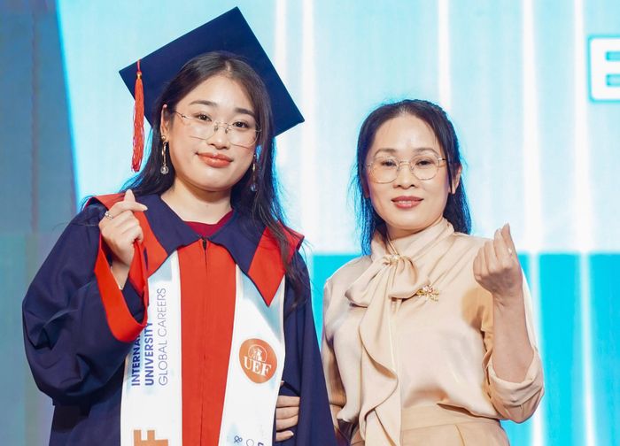 Phạm Phương Doanh và mẹ trong ngày tốt nghiệp. Ảnh: Ngọc Bích